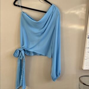 Krisa baby blue one sleeve blouse size medium new